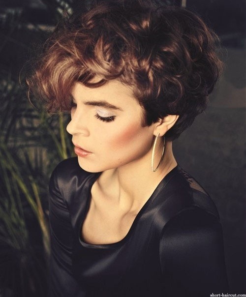Short hairstyles trends: curly hair