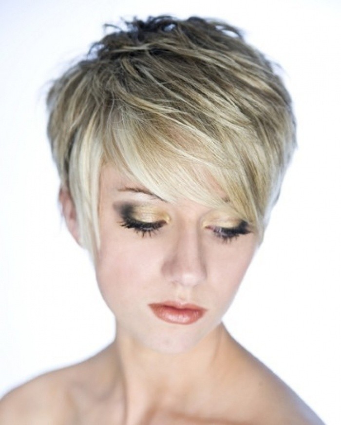 Short haircut with fluctuating layers
