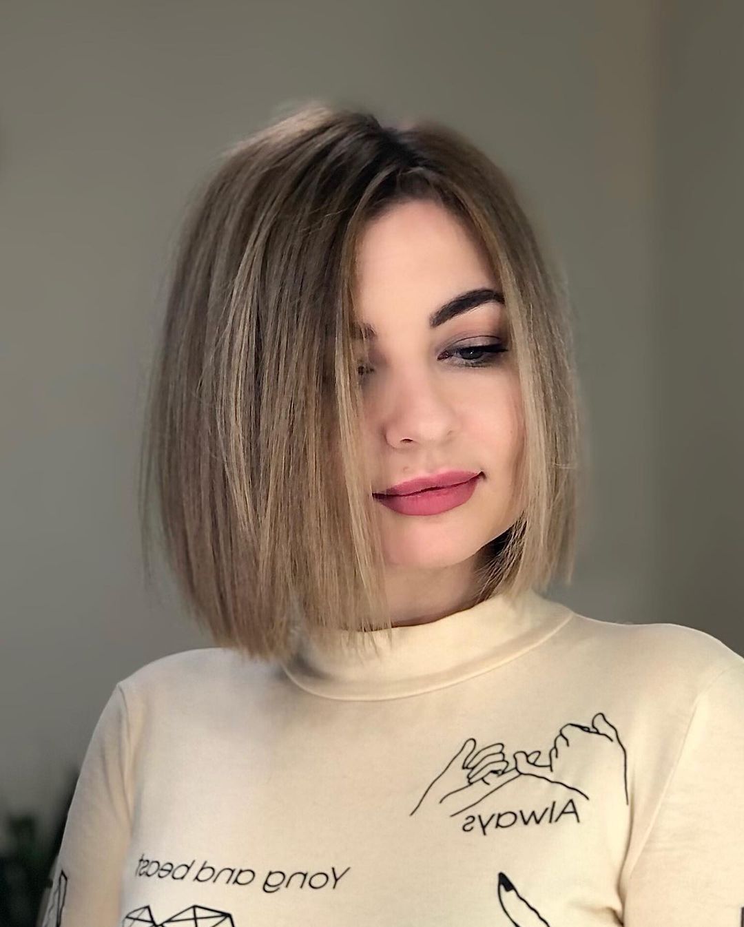 Stylish Short Haircut for Ladies