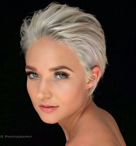 Short hairstyle for the shape of the heart