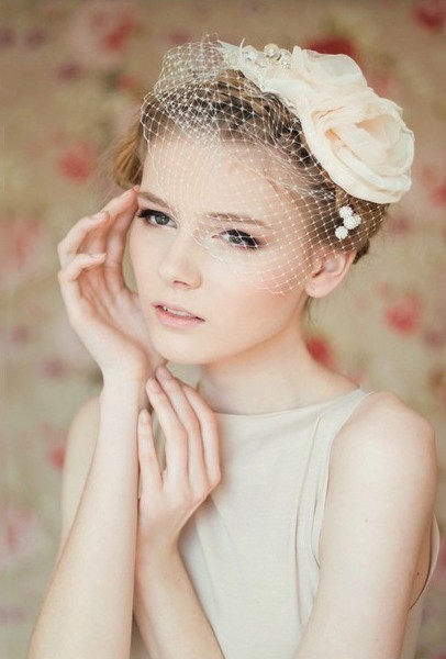 Short hairstyle with a cage veil - hairstyles for the bride