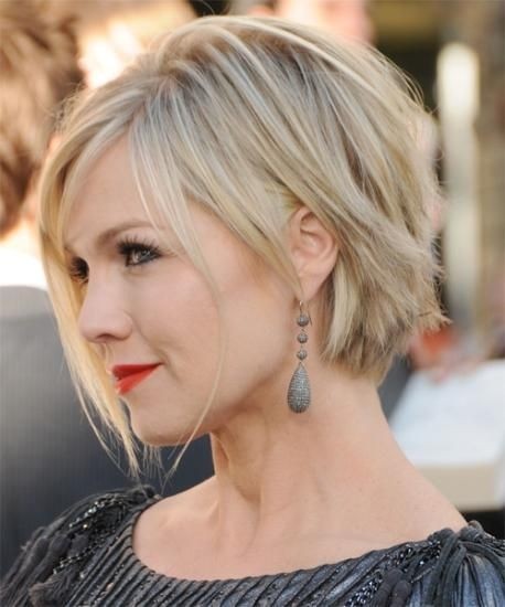 Short hair styles for women with round faces: layers shaving