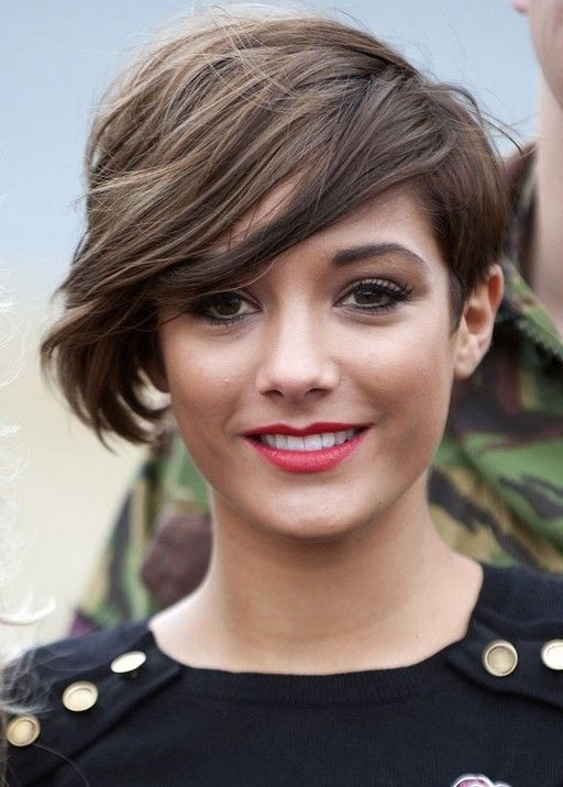 Short hairstyles for thick hair: a short haircut with long side bangs