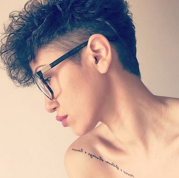 Short hairstyles with curly hair - elegant delivery