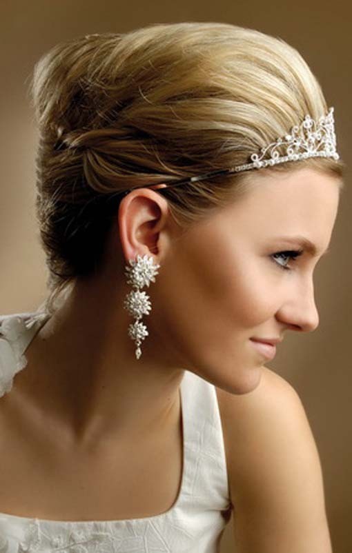 Short hairstyles with a crown - wedding hairstyle for the bride