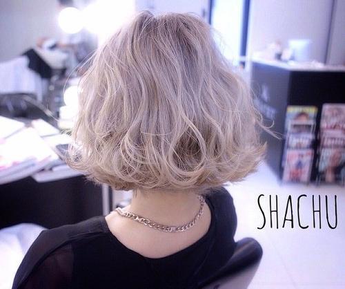 A short, messy haircut for wavy hair