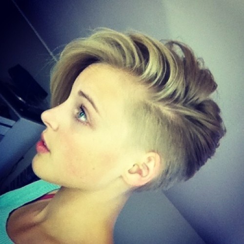 Short hairstyle with side bangs: short hairstyles girls