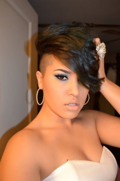 Short hairstyle throat with side bangs