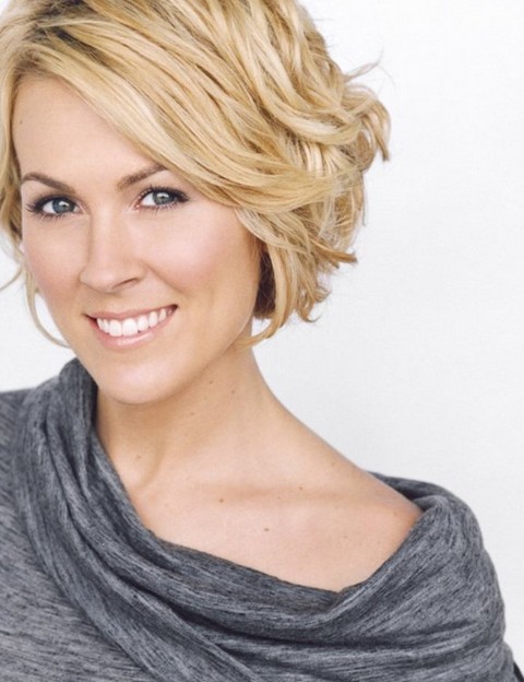 Short wavy haircuts for women: hairstyles with explosions