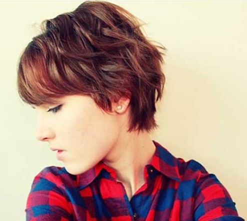 Short wavy haircuts for women: a layer hairstyle with layers