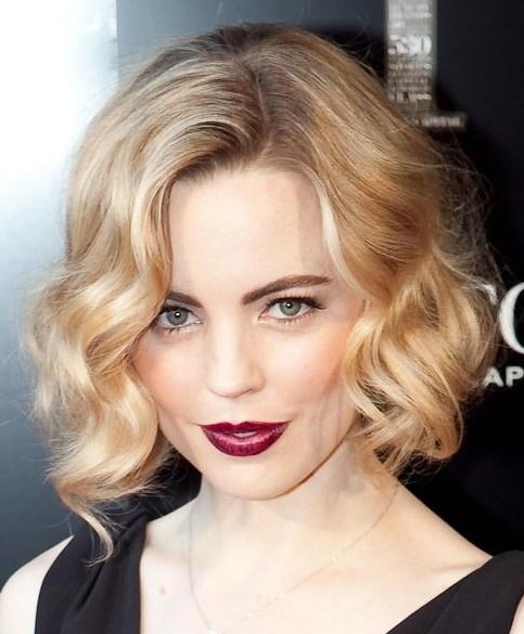 Short wavy haircuts for women: soft blonde hairstyle