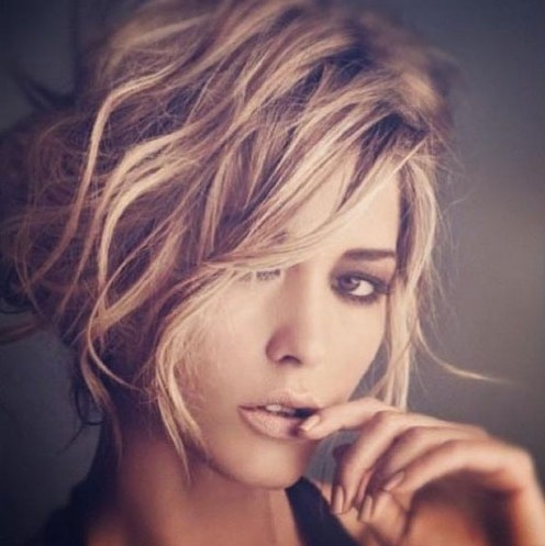 Short wavy haircuts for women: modern chaotic hairstyle