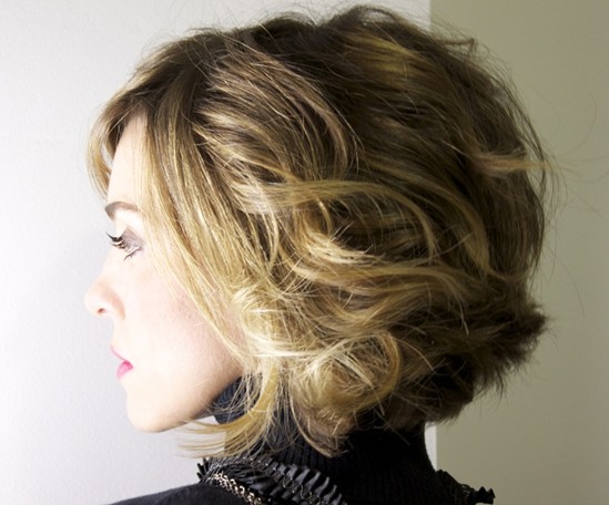 Short wavy haircuts for women: winter hairstyle