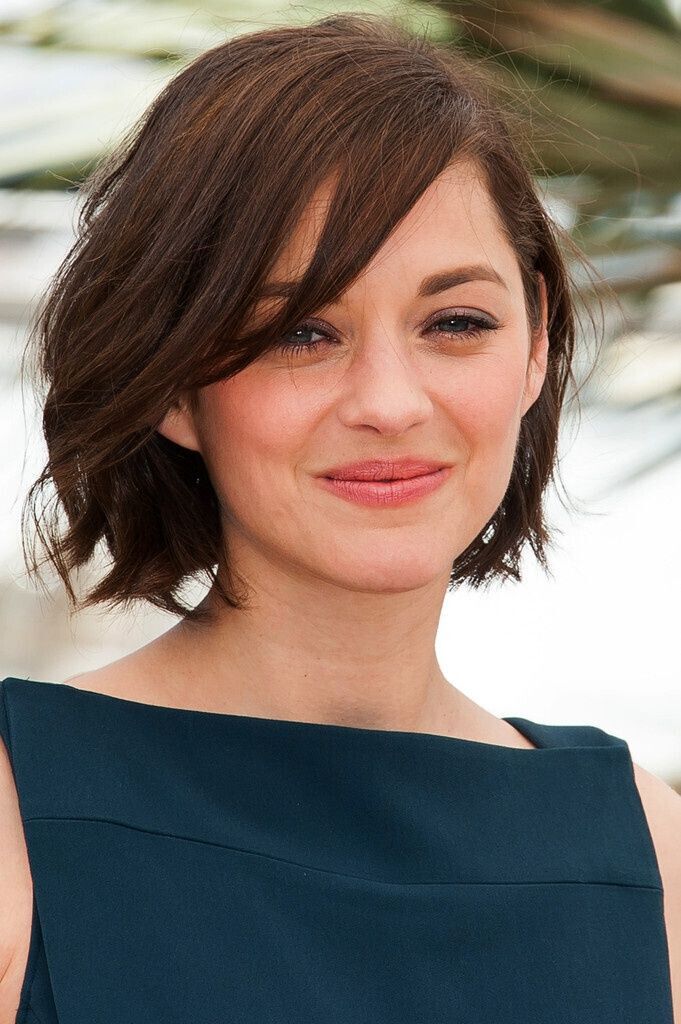 Short wavy haircuts with a round face shape - women's shaving ideas