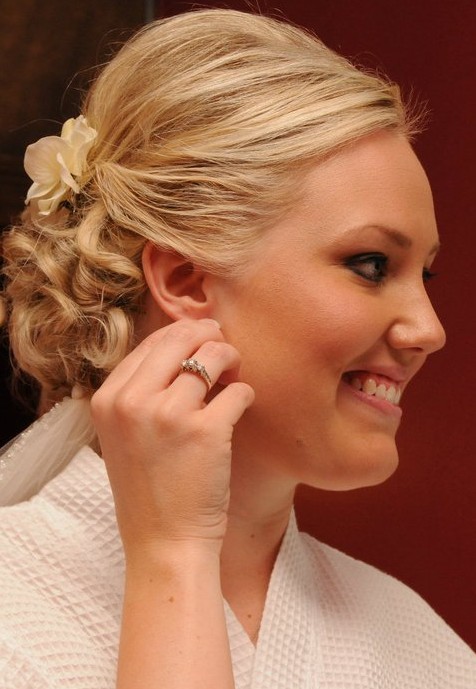 Short wedding haircuts - blond wavy hair