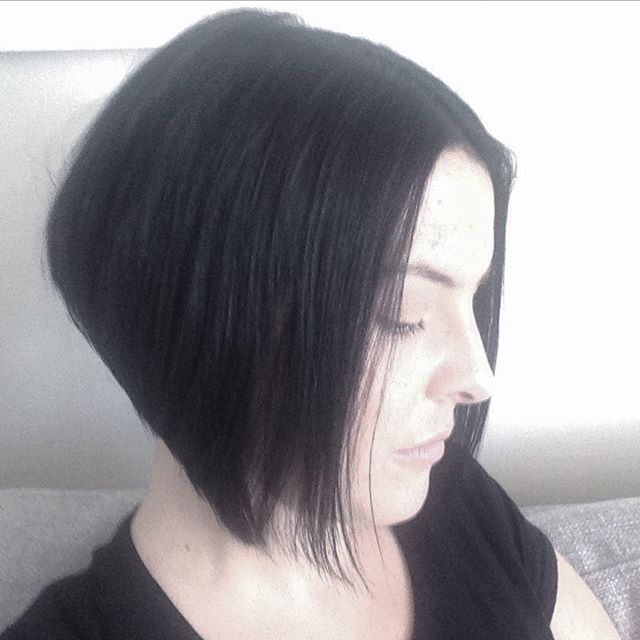 Cut the hair of a dark bob bob short for women