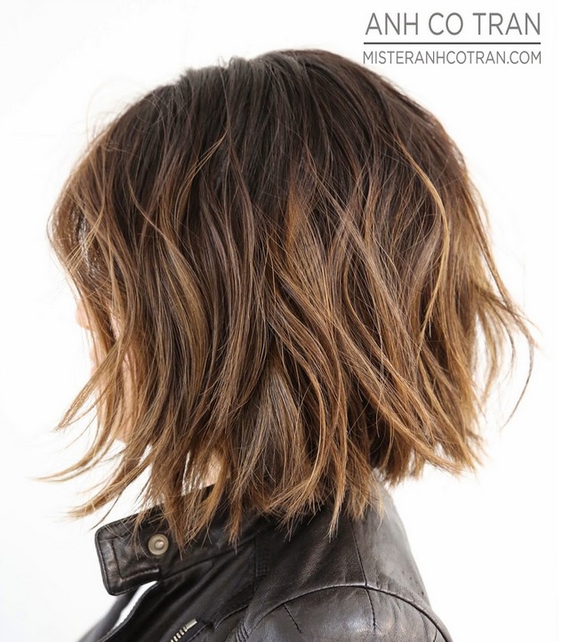 Cut the hair of the short stuffed bob for thick hair