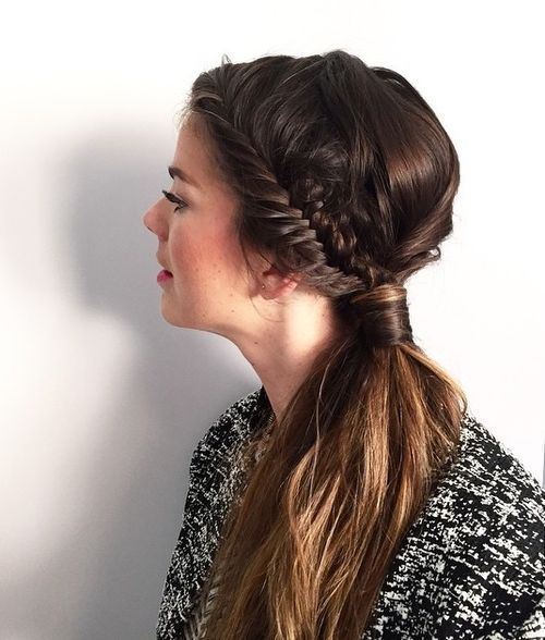 Side horse and side ponytail