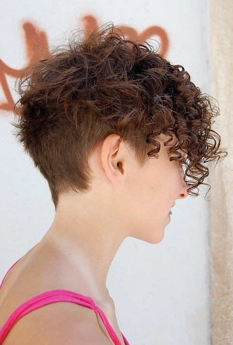 Side view of the elegant, multi -text curly curly hairstyle