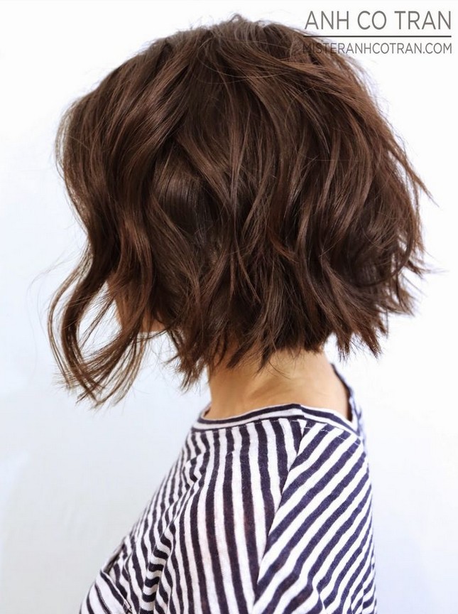 A side view of a short wavy pop hairdresser