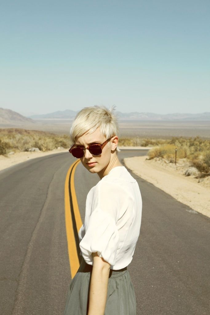 Simple hairstyle for short hair: blond hair styles ideas