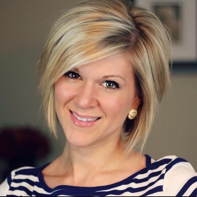Simple short hairstyles for women: elegant straight bob with side explosions
