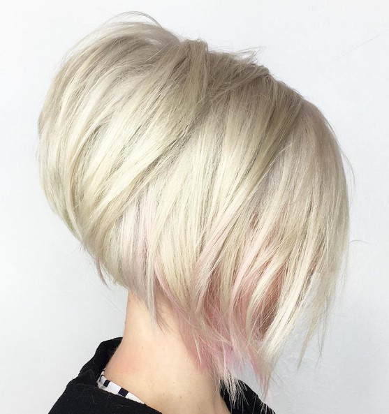 Standed, blond short hairstyle with prominent pink points