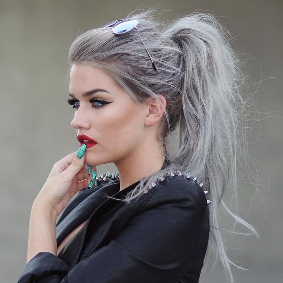 Elegant high -horse tail hairstyle