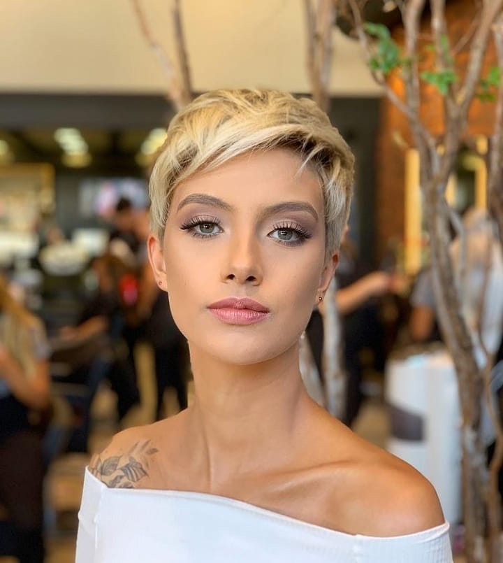 Stylish short hairstyles for thick hair - gentle short hairstyles for women