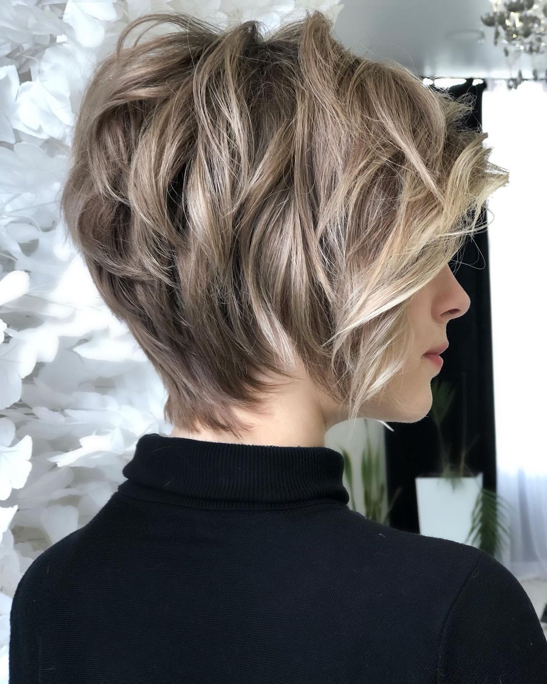 Stylish short hairstyles for thick hair - gentle short hairstyles for women