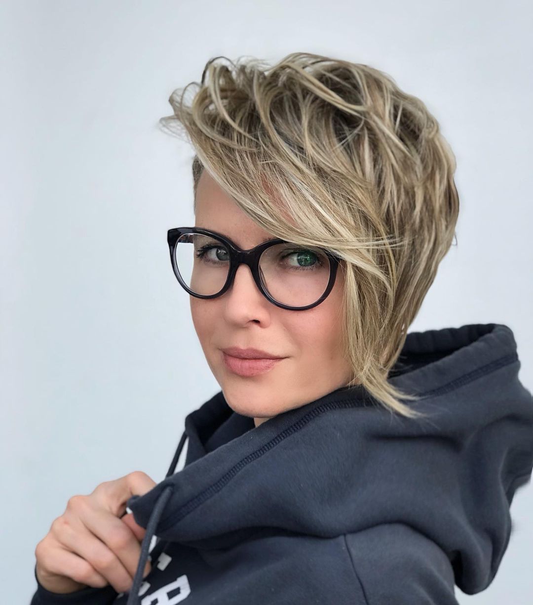 Stylish short hairstyles for thick hair - gentle short hairstyles for women