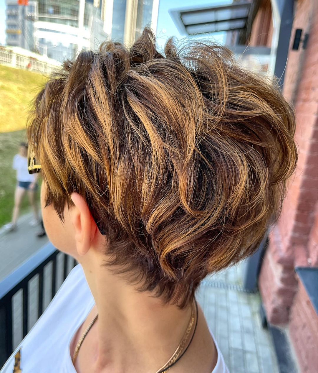 Stylish short hairstyles for thick hair - gentle short hairstyles for women
