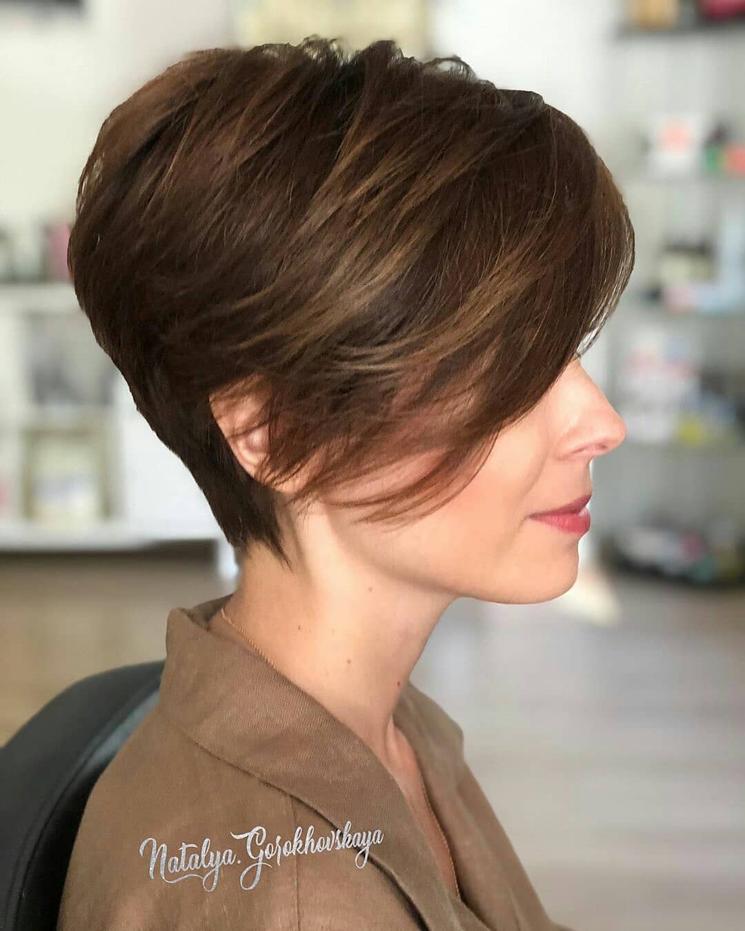 Stylish short hairstyles for thick hair - gentle short hairstyles for women