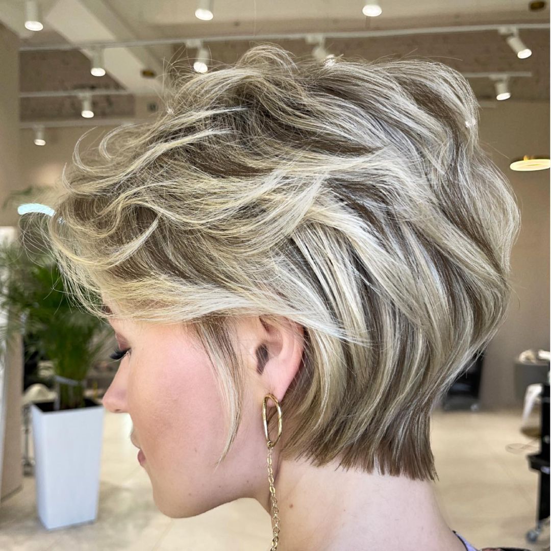 Stylish short hairstyles for thick hair - gentle short hairstyles for women