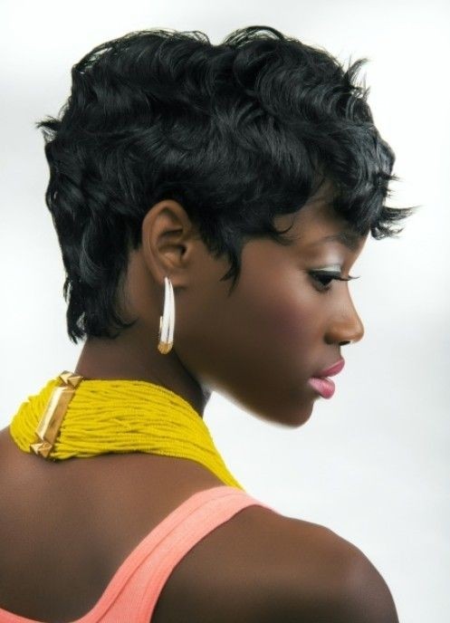 Summer hairstyles for black women: short wavy hair