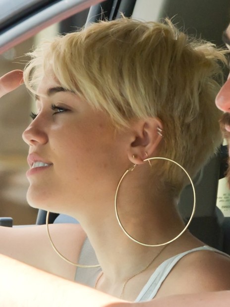 Summer hairstyles for short hair, blonde hair pixie