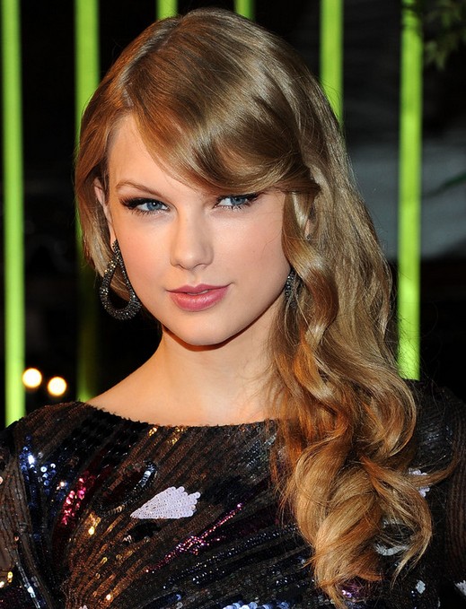 Taylor Swift hairstyles: long, elegant wavy hair