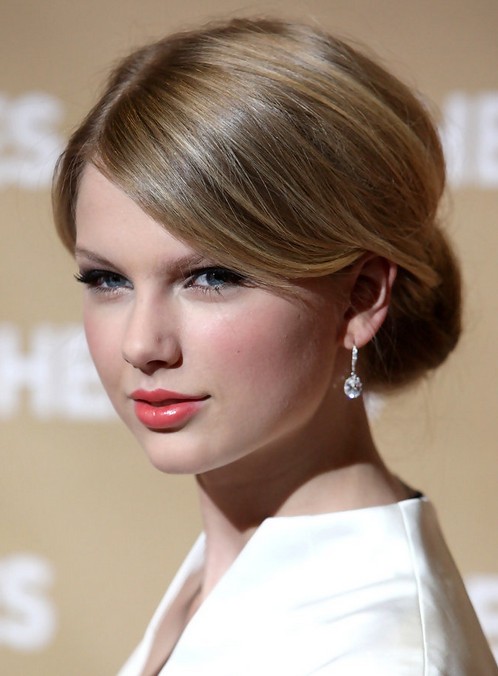 Taylor Swift hairstyles: elegant cake updates