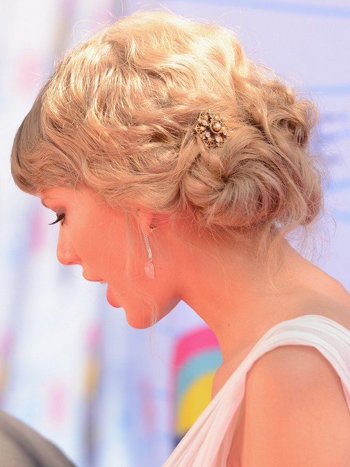 Taylor Swift: Retro Bun Updo hairstyles