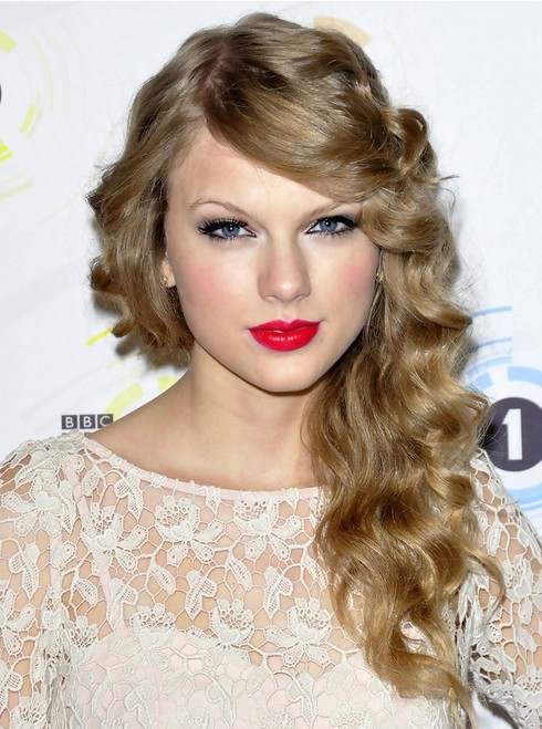 Taylor Swift long hairstyles: side curls