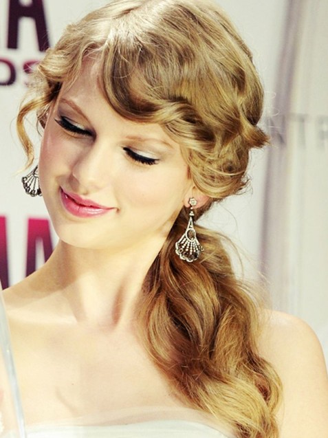 Long hairstyles Taylor Swift: a side horse tail hairstyle