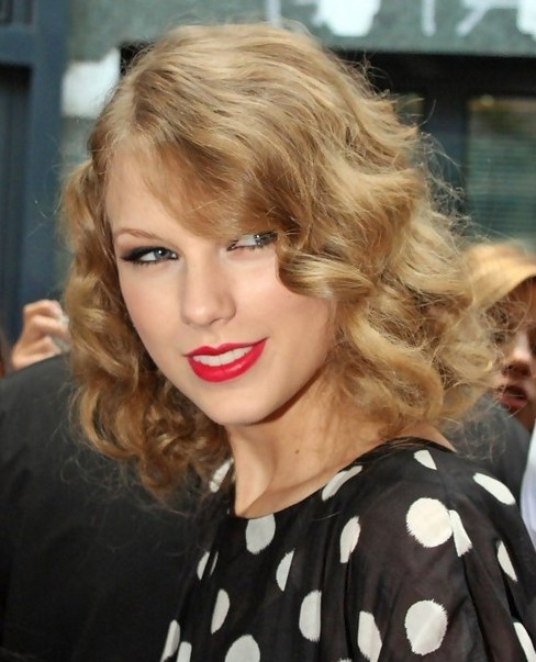 Medium hairstyles, Taylor Swift: Curls of backward blonde