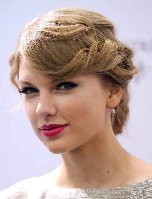 Taylor Swift Updo Hair Styles: Saft Side Curly Group Bangs
