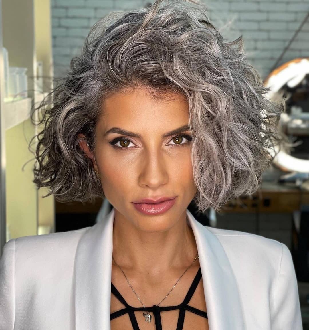 Modern daily hairstyles for a medium -length hair in amazing colors