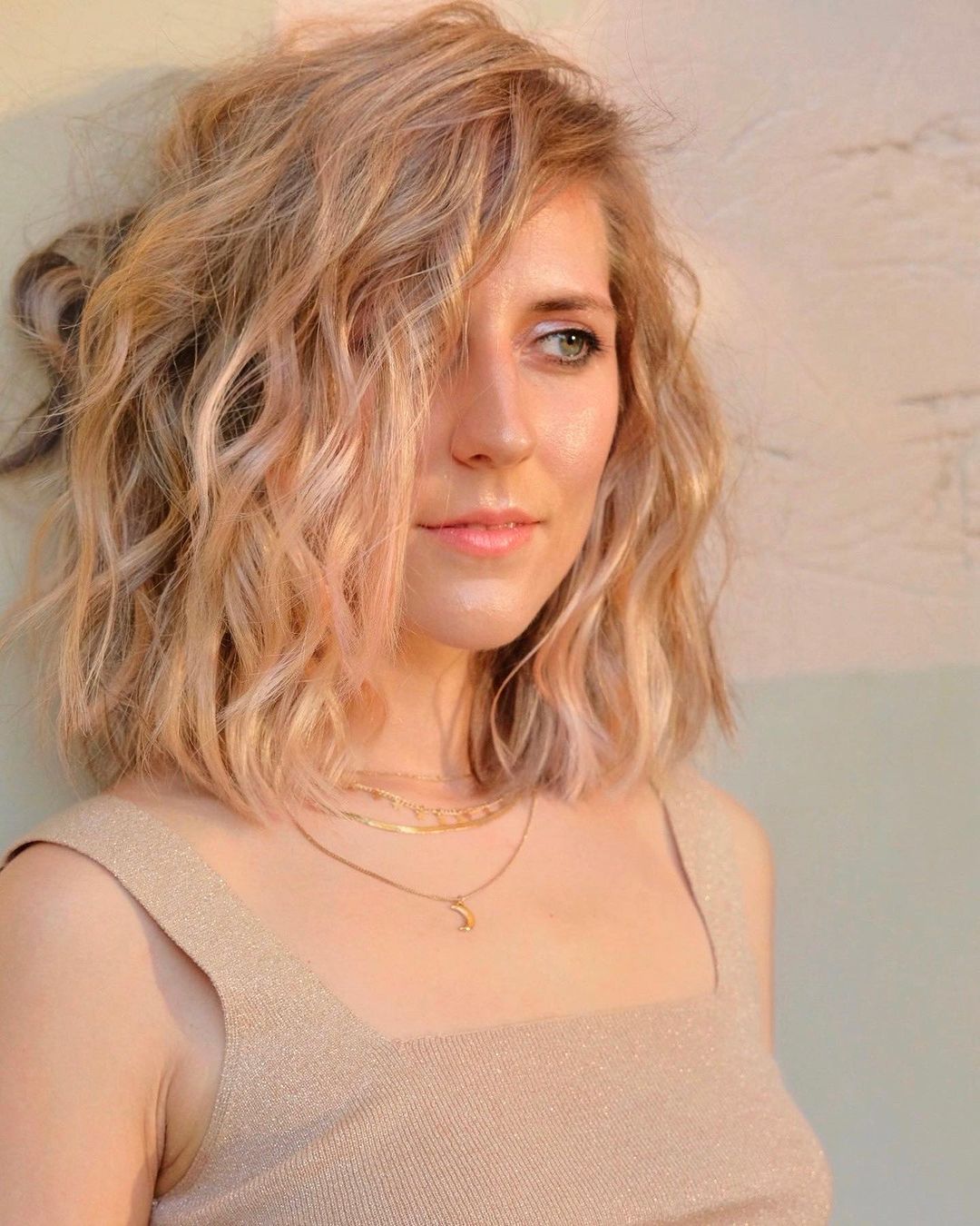 Modern daily hairstyles for a medium -length hair in amazing colors