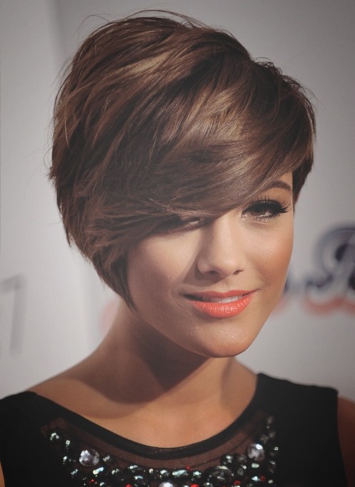Modern short hairstyles: elegant short haircuts with side explosions