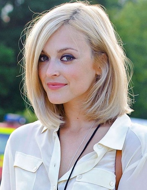 Short modern hairstyles: straight bob hair cut