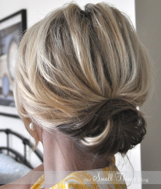 Hairstyles update for short hair: low informal cake