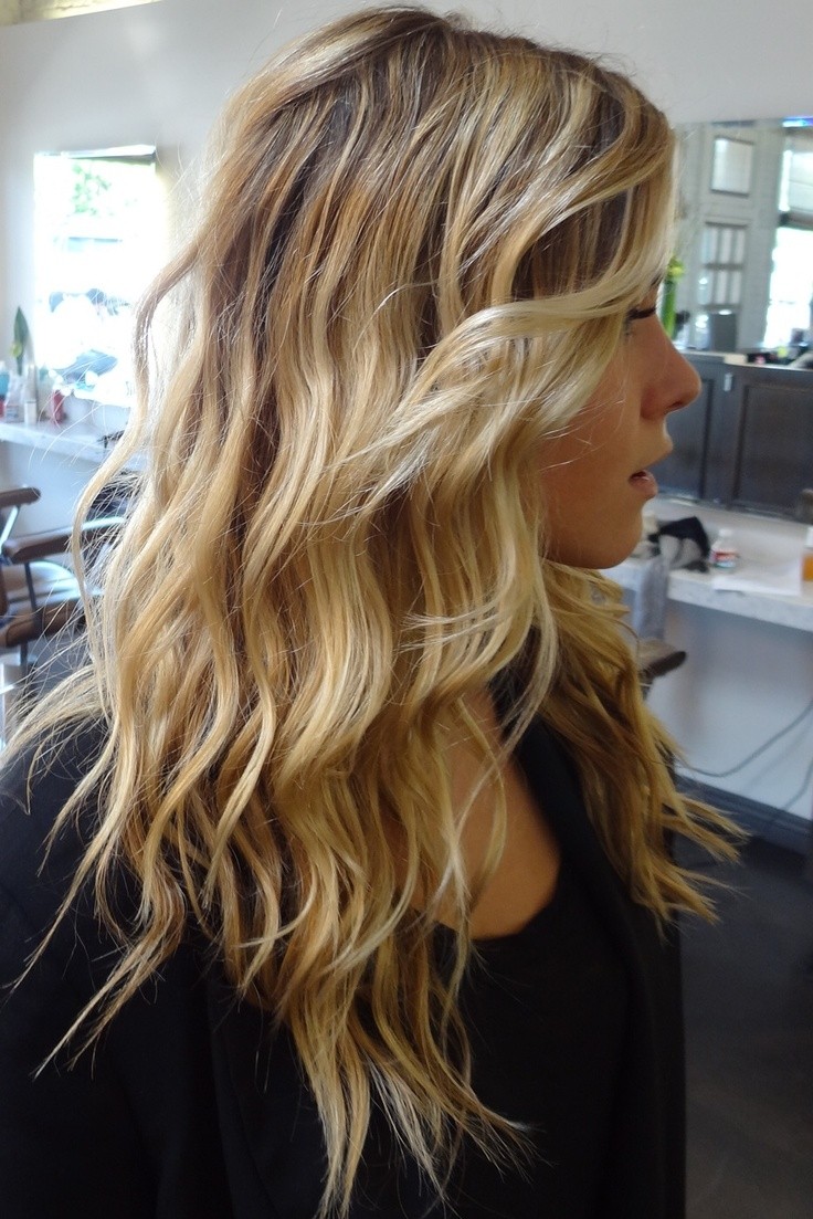 Hairstyles for women for slim hair: long wavy hair
