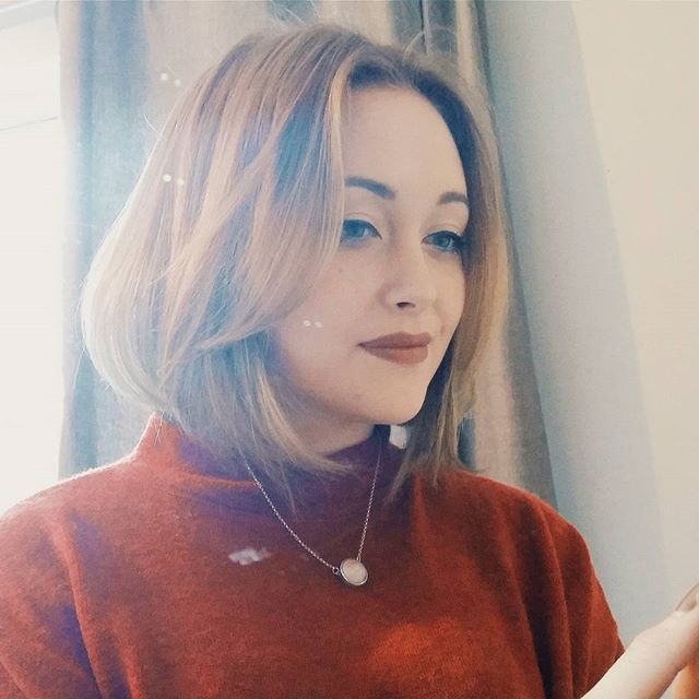 Pop -style short hairstyle for round face shapes